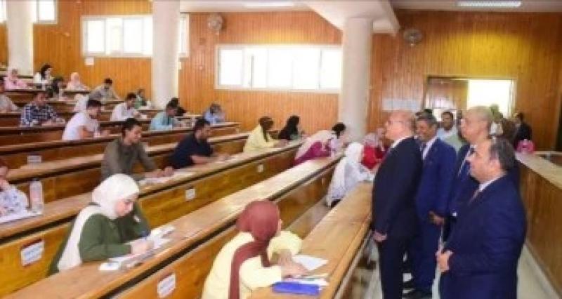 رئيس جامعة سوهاج يتابع انتظام امتحانات كلية علوم الرياضة ويطمئن على الطلاب