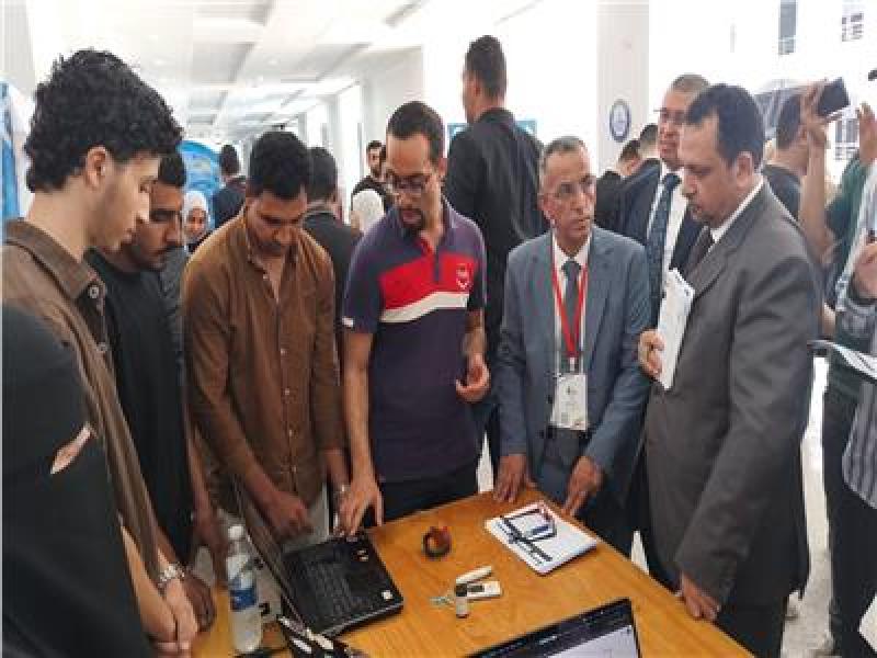 طلاب هندسة سوهاج يتصدرون هاكثون الذكاء الاصطناعي بمشروع لقياس السكر دون الحاجة إلى وخز