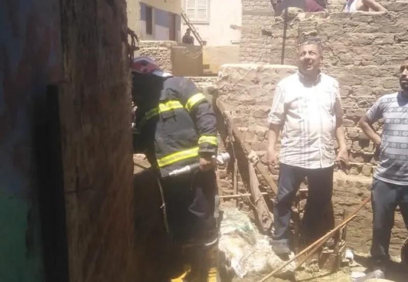 السيطرة على حريق التهم منزلين شقيقين بجرجا دون إصابات