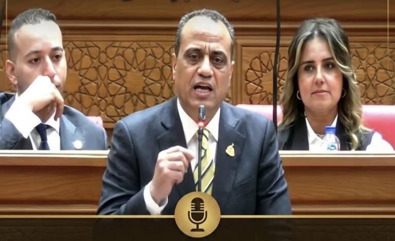 النائب ممدوح عبدالسميع جاب الله يُنشد نشيد القوات المسلحة تحت قبة البرلمان خلال مناقشة مشروع قانون جامعة ”كيان”