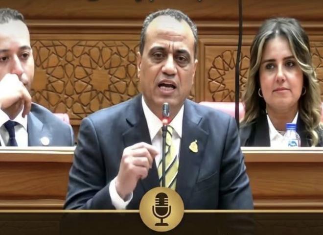 النائب ممدوح عبدالسميع جاب الله يُنشد نشيد القوات المسلحة تحت قبة البرلمان خلال مناقشة مشروع قانون جامعة ”كيان”