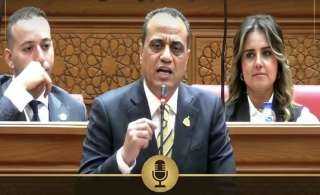 النائب ممدوح عبدالسميع جاب الله يُنشد نشيد القوات المسلحة تحت قبة البرلمان خلال مناقشة مشروع قانون جامعة ”كيان”