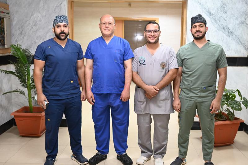 رئيس جامعة سوهاج يترأس فريقًا جراحيًا يعيد الحركة لطفل أصيب بشلل كامل بالذراع في جراحة ميكروسكوبية دقيقة