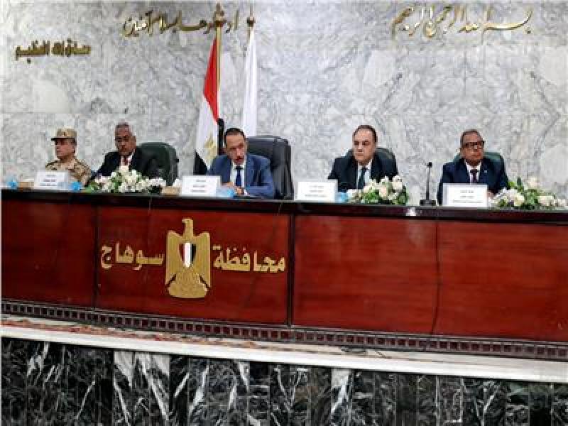 محافظ سوهاج يشيد بجهود العاملين بمنظومة التقنين