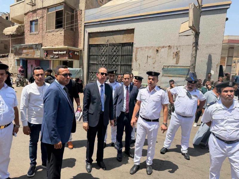 مدير أمن سوهاج في أول ظهور ميداني عقب توليه منصبه.. يقود حملة أمنية لإعادة الانضباط بميدان العارف