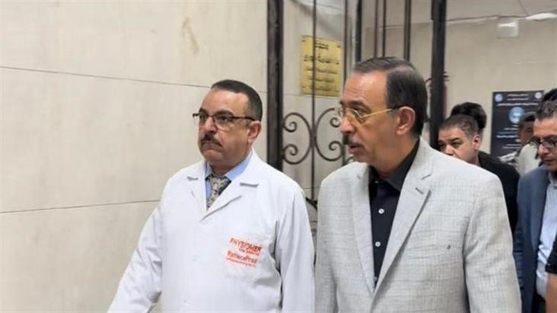”إحنا معاك لحد ما تطمن”.. محافظ سوهاج يزور الطفل ”محمود شادي” ويأمر بنقله فورًا للعلاج