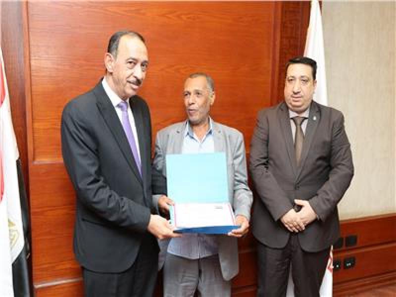 محافظ سوهاج يكرّم مواطنًا لتبرعه بجزء من أرضه  لتوسعة طريق بقرية عرب بخواج بطهطا