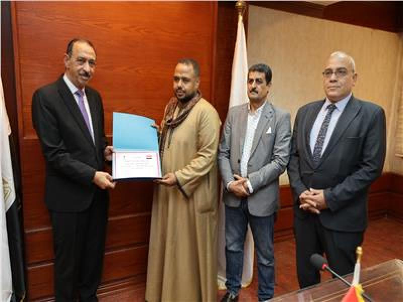 محافظ سوهاج يكرم مزارعي القمح بعد تحقيق طفرة توريد بـ190 ألف طن