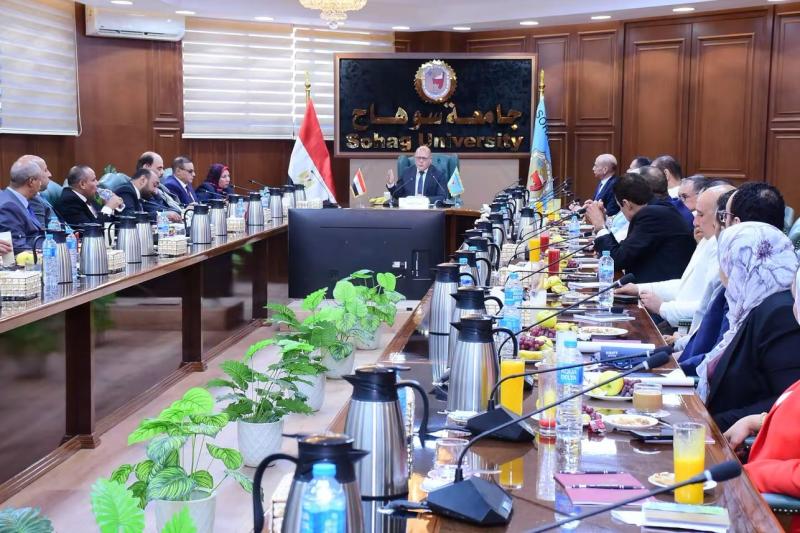 رئيس جامعة سوهاج يلتقي أعضاء مجلسي النواب والشيوخ في حوار مشترك لدعم مسيرة التنمية