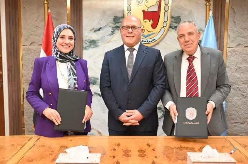 *مبادرة ”عينيك في عينينا”. جامعة سوهاج تواصل رسالتها الإنسانية بتقديم الكشف والعلاج المجاني لمرضى العيون بقرى المحافظة**