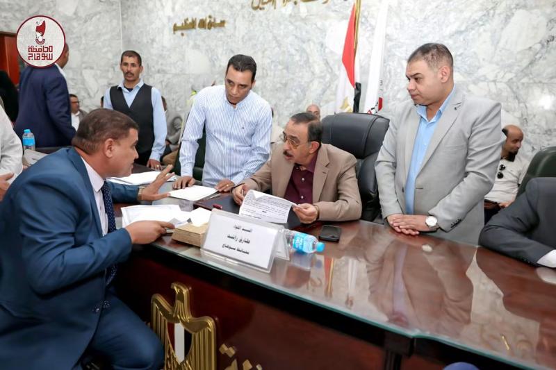 محافظ سوهاج يعقد اللقاء الجماهيري الأسبوعي ويوجه بسرعة الاستجابة لمطالب المواطنين