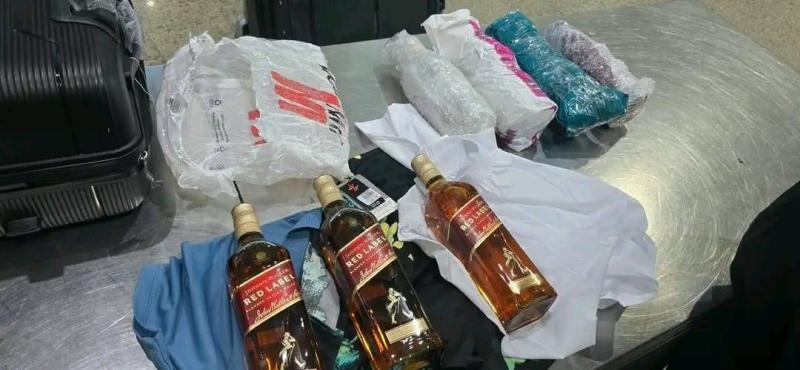 جمارك مطار سوهاج الدولى تضبط محاولة تهريب عدد من زجاجات المشروبات الكحولية (الخمور)