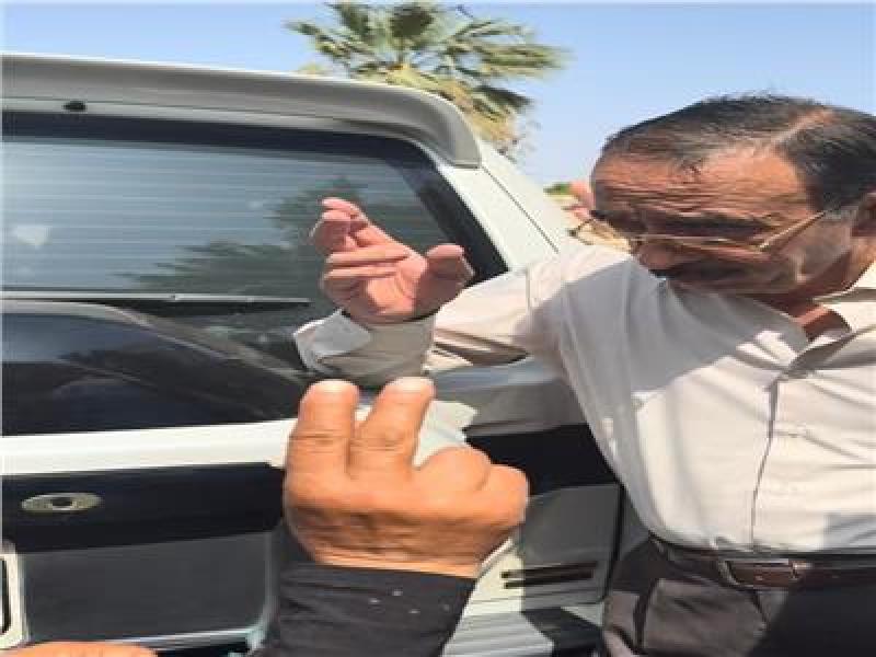 بيتي اتهد وظروفي قاسية.. محافظ سوهاج يوقف موكبه للاستماع لشكوى مواطنة ويوجه بحلها