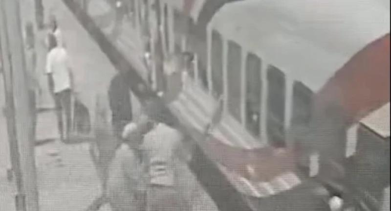 ناظر محطة طهطا ينقذ راكبا سقط بين القطار والرصيف حاول الصعود إلى القطار قبل توقفه