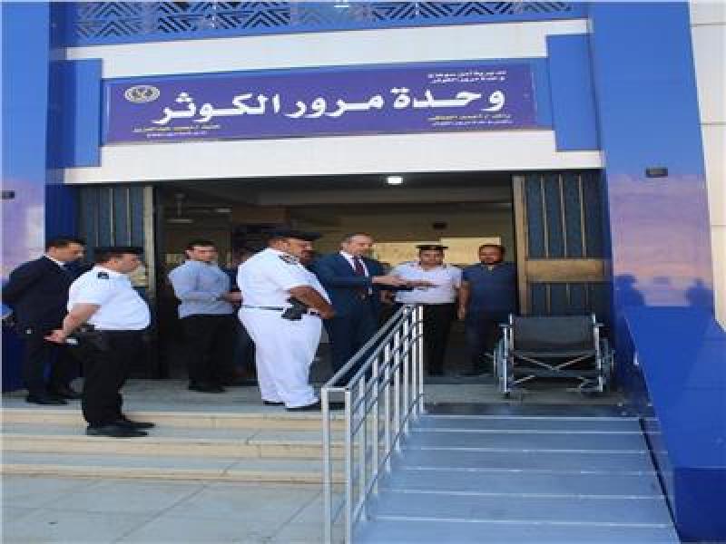 مدير أمن سوهاج يتفقد وحدات تراخيص المرور لمتابعة تطبيق منظومة الشباك الواحد