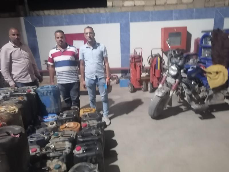 ضبط مواد بترولية وسلع تموينية قبل بيعها في السوق السوداء خلال حملة تموينية مسائية بجرجا