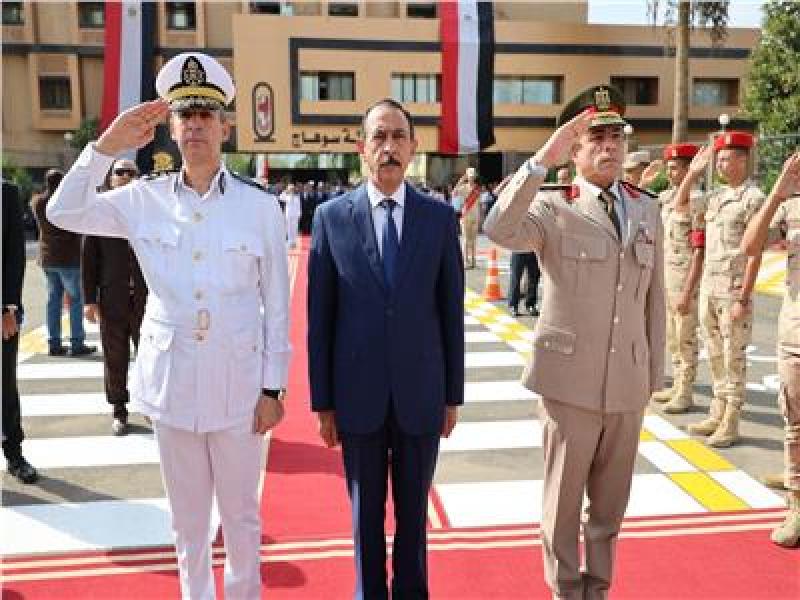 محافظ سوهاج يضع إكليلاً من الزهور على النصب التذكاري لشهداء أكتوبر