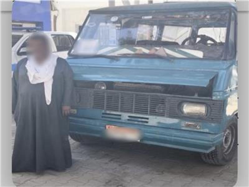 ضبط قائد ميكروباص طلب أجرة زائدة من الركاب في سوهاج