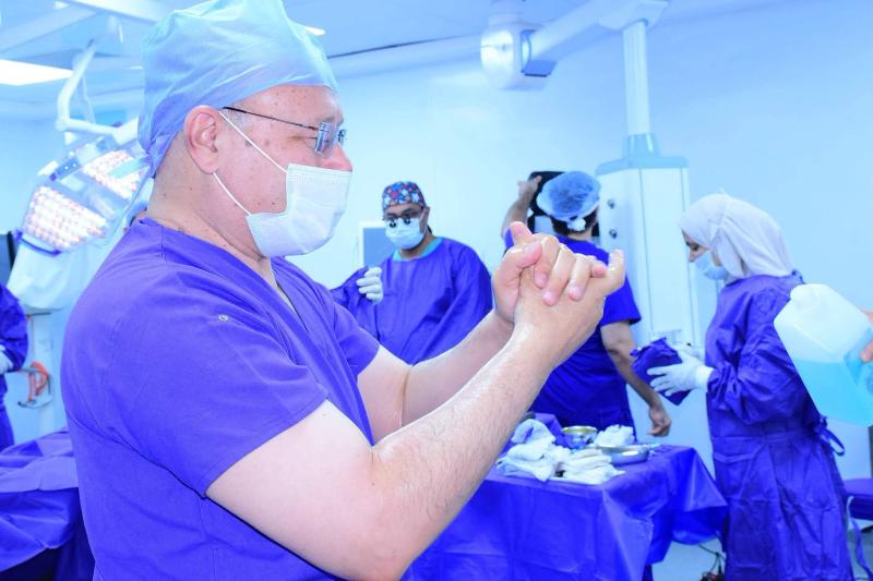 عمل العملية بنفسة... رئيس جامعة سوهاج ينقذ شابا أصيب بالشلل إثر حادث سيارة