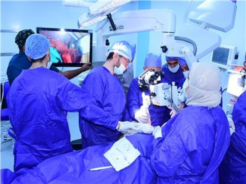 رئيس جامعة سوهاج يجري جراحة دقيقه لإعادة توصيل الأعصاب لشاب تعرض لحادث
