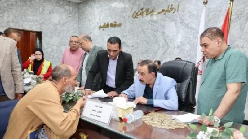 محافظ سوهاج يعقد اللقاء الجماهيري لبحث مطالب المواطنين وحل مشكلاتهم