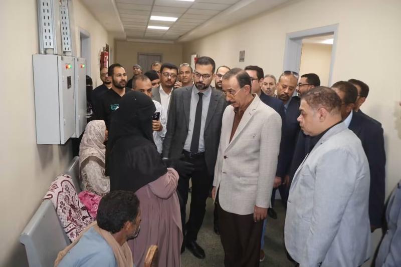 محافظ سوهاج يتفقد مستشفى سوهاج العام ويشيد بالتحسن الملحوظ في مستوى الخدمات الطبية