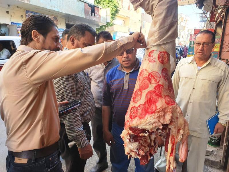 تحرير ١٢ محضر مخالفة خلال حملة رقابية مكبرة على محال الجزارة بجهينة